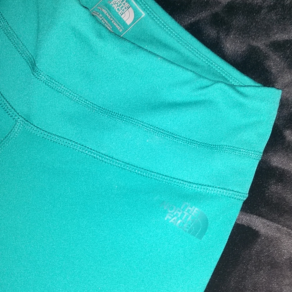 The North Face Flashdry™ workout capri pants NWOT